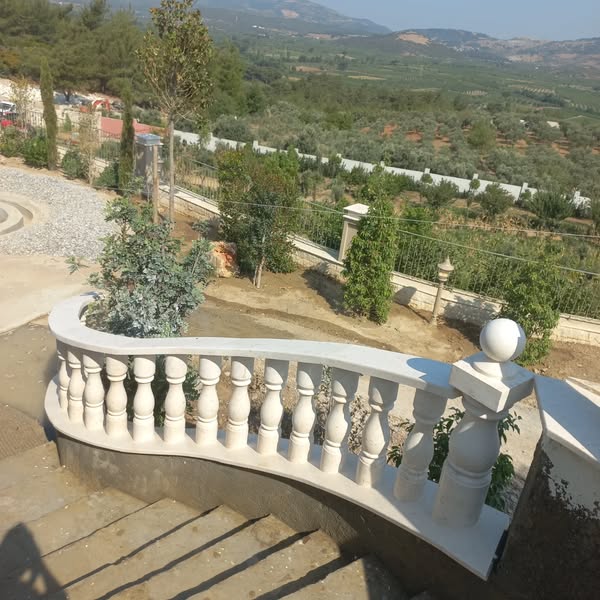 Kuşadası'nda Mermer Trabzan Montajı Tamamlandı